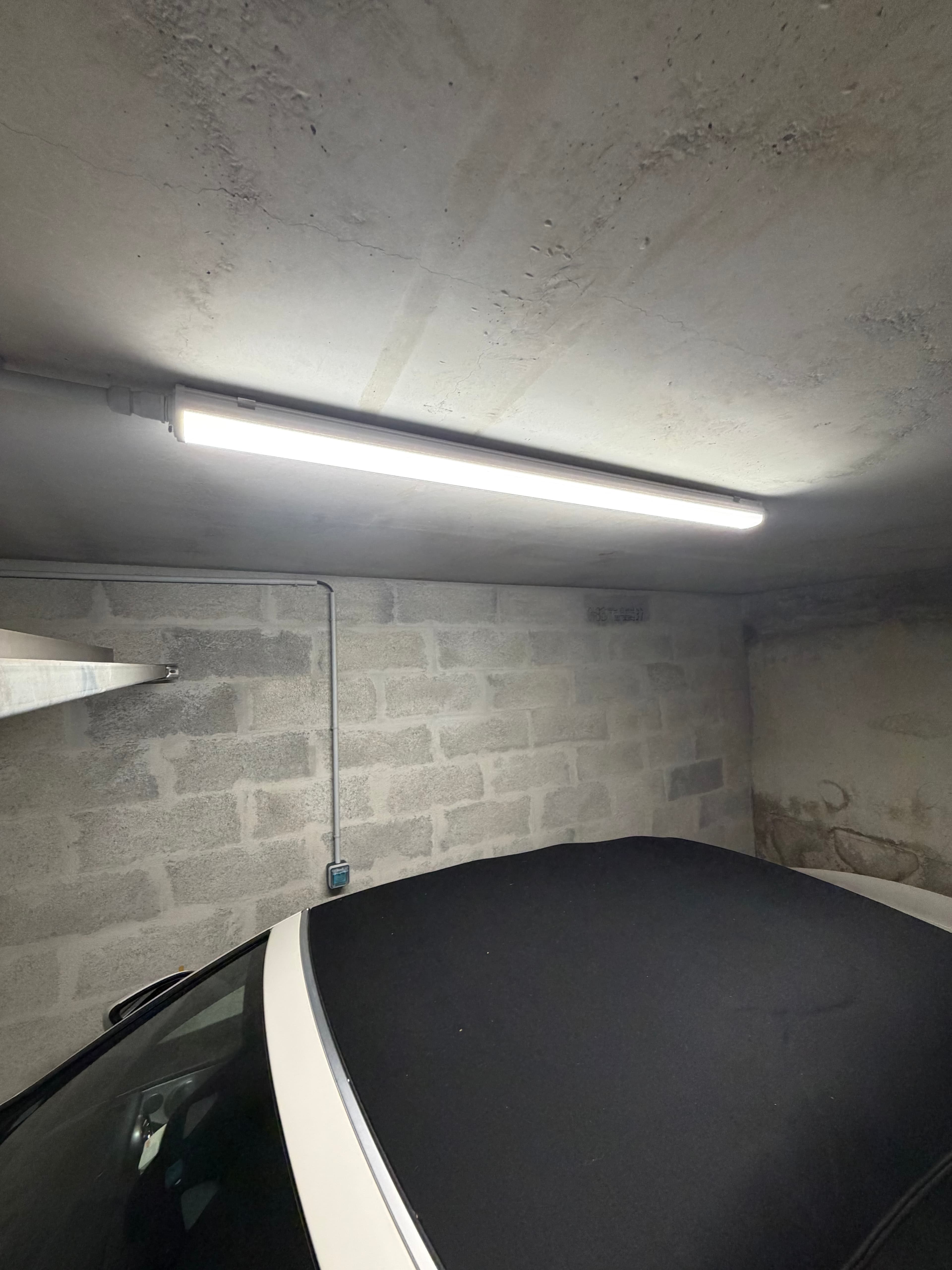 Installation électrique complète d’un box de garage avec prise de recharge pour véhicule