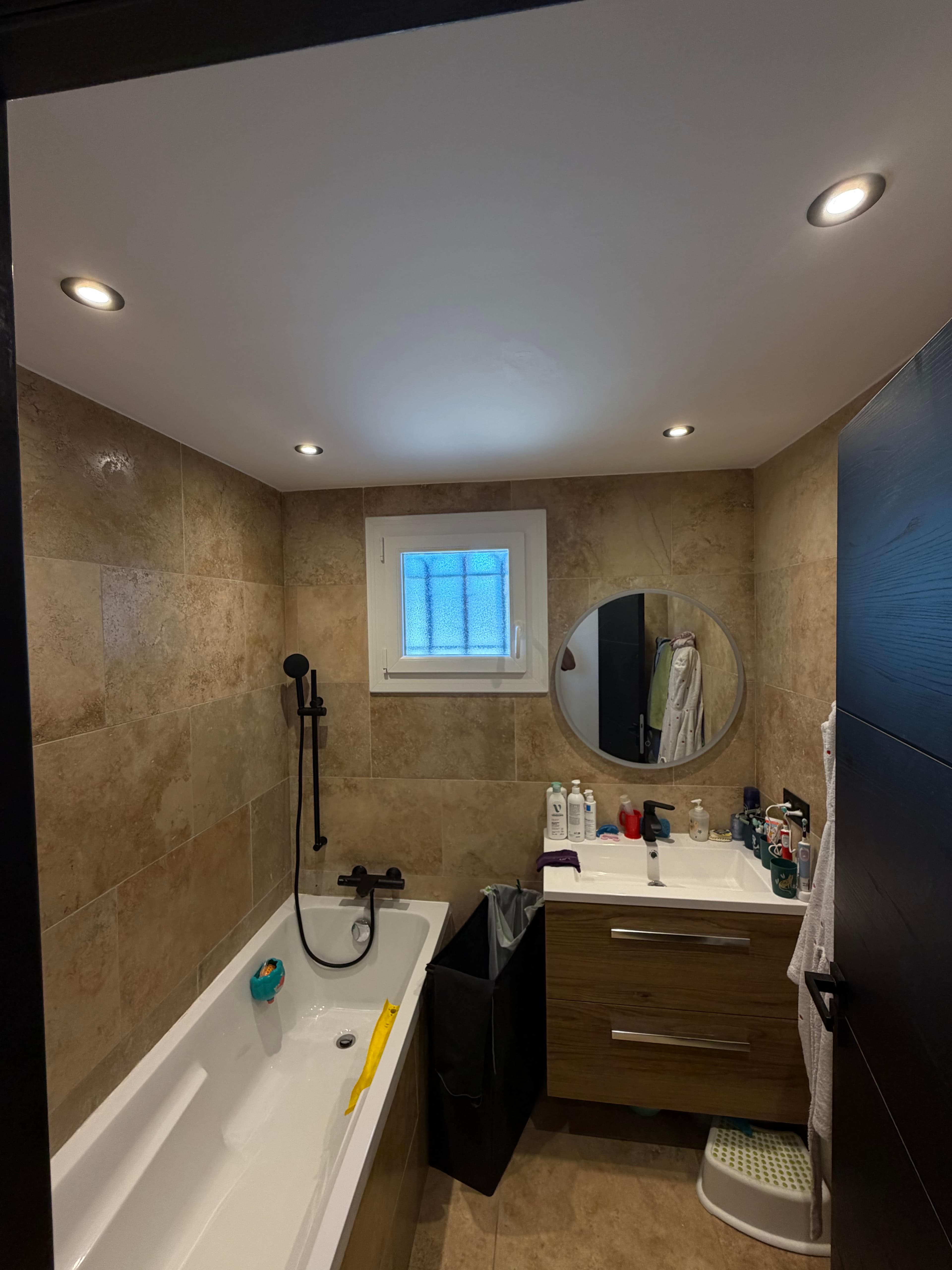 Remplacement de spots LED dans deux salles de bain